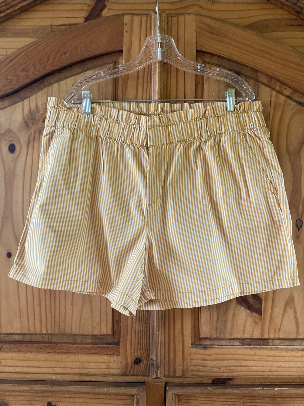 Women’s Liz Claiborne yellow white striped elastic waist shorts size 18